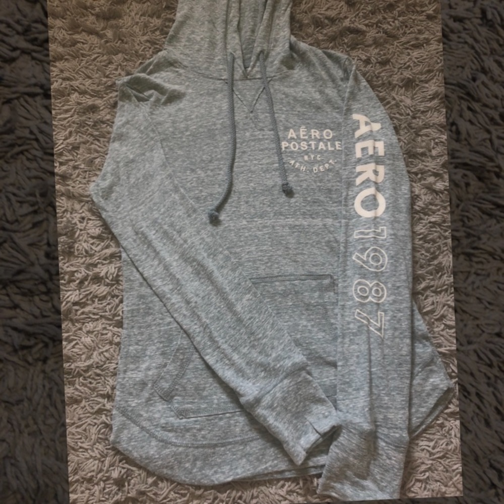 A cute , light blue Aeropostale pullover 🦋.
